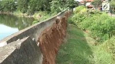 Fenomena tanah bergerak yang terjadi di sebuah perumahan bikin heboh warga bekasi. Tanah bergeser hingga 100 meter dengan kedalaman 1 meter.