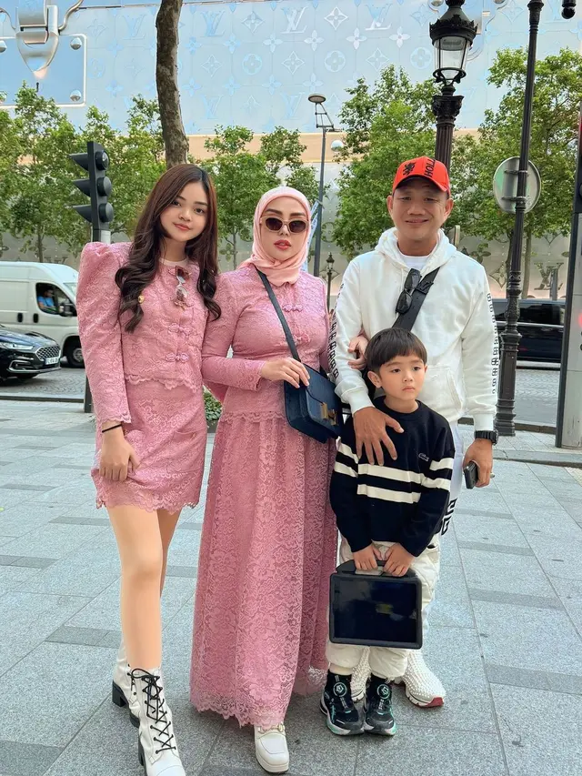 Potret Bella Shofie dan keluarga (Sumber: Instagram/@bellashofie_rigan)