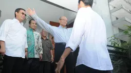 Tiba di depan pintu rumah, Jokowi langsung disambut oleh Syafii dan salah seorang tokoh Muhammadiyah Abdul Munir Mulkhan Yogyakarta, (3/5/2014), (Liputan6.com/Herman Zakharia) 