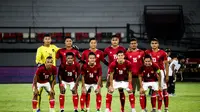Starting XI Timnas Indonesia saat menghadapi Timor Leste dalam laga uji coba internasional di Stadion Kapten I Wayan Dipta, Gianyar, Bali, Kamis (27/1/2022). Tim Garuda menang 4-1 dalam laga ini. (Bola.com/Maheswara Putra)
