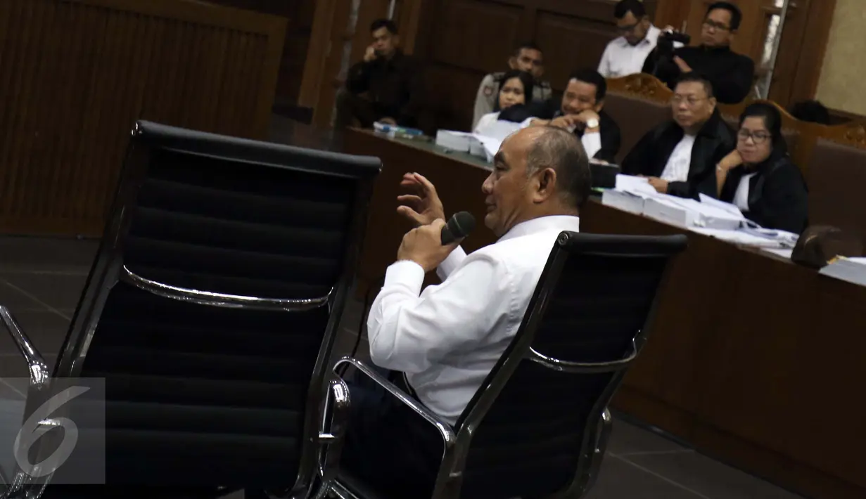 Ahli forensik RSCM Budi Sampurna memberikan keterangan pada persidangan Jessica Wongso, di PN Jakarta Pusat, Rabu (31/8). Budi menjelaskan dari hasil sampel luar membuktikan Wayan Mirna Salihin tewas karena sianida. (Liputan6.com/Helmi Afandi)