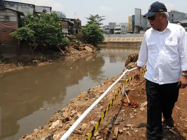 Menteri PUPR, Basuki Hadimoeljono meninjau proyek normalisasi kali Ciliwung di Kampung Pulo, Jakarta, Senin (12/10/2015). Menteri PUPR, Basuki Hadimoeljono melihat langsung kondisi pembangunan turap di sisi kali Ciliwung. (Liputan6.com/Helmi Fithriansyah)