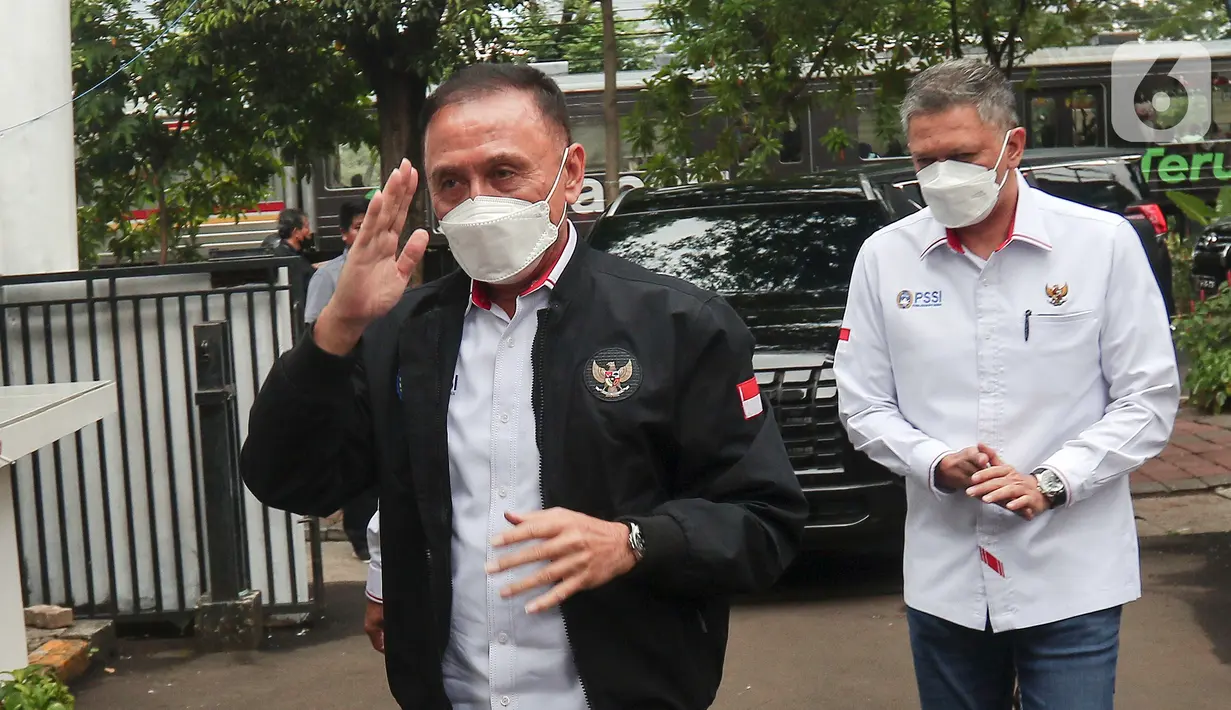 Ketua Umum PSSI Mochamad Iriawan (kiri) didampingi Wakil Ketua Iwan Budianto (kanan) tiba untuk dimintai keterangan di Kantor Komnas HAM, Jakarta, Kamis (13/10/2022). Komnas HAM meminta keterangan PSSI dan pihak penyelenggara siaran pertandingan Arema melawan Persebaya 1 Oktober 2022 untuk proses pemantauan dan penyelidikan atas kasus tragedi kemanusiaan Stadion Kanjuruhan Malang. (Liputan6.com/Angga Yuniar)