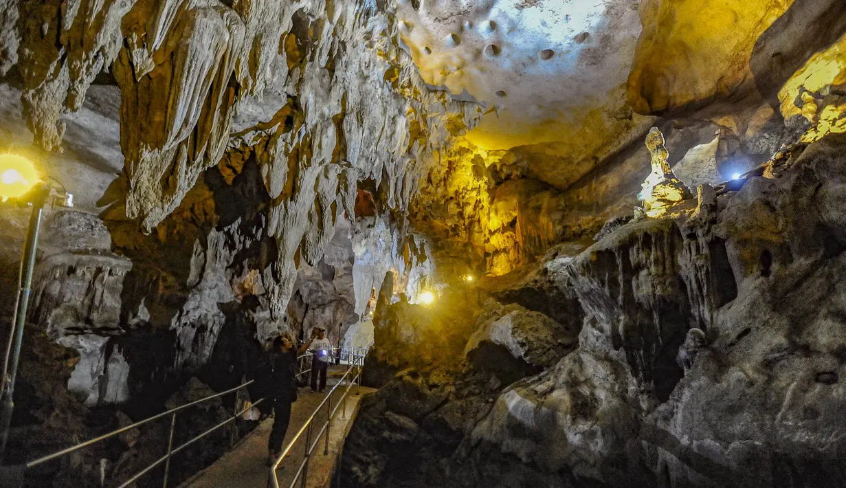 Goa Lowo mulai diperkenalkan sebagai objek wisata sejak 1984. Tampak dalam foto, aktivitas pengunjung di dalam Goa Lowo di Watuagung, Trenggalek, Jawa Timur. (merdeka.com/Arie Basuki)