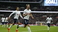 Penyerang Tottenham Hotspur, Harry Kane (tengah) menyumbangkan dua gol saat timnya menang atas Liverpool pada laga Premier League di Wembley Stadium, London, (22/10/2017). Tottenham menang 4-1. (AFP/IKIMAGES/Ian Kington)