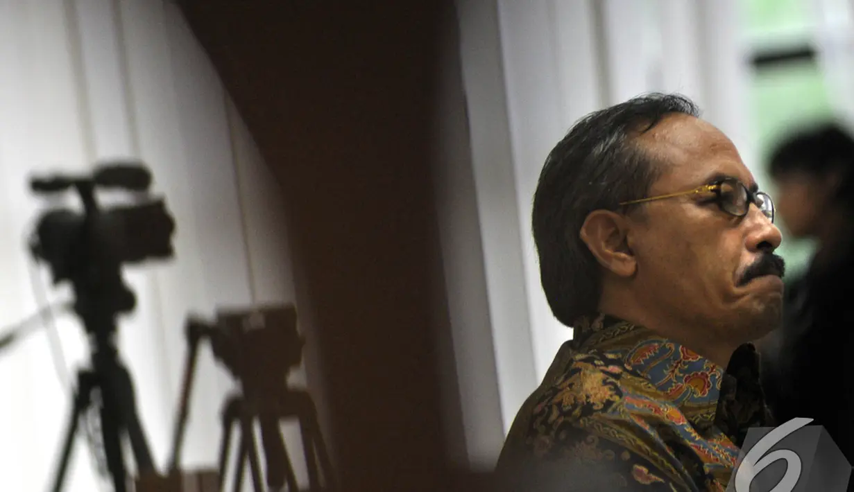 Heru Sulaksono mendengarkan tuntutan jaksa kepada dirinya di pengadilan Tipikor Jakarta. Foto diambil pada Senin (1/12/2014). (Liputan6.com/Miftahul Hayat)