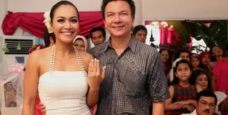 Pernikahan tiga tahun Denada dan Jerry Aurum berada di ujung tanduk. Gugatan cerai sudah didaftarkan Denada di PA Jakarta Selatan. Apa sebenarnya yang terjadi dengan pernikahan Denada dan Jerry?