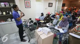 Sandiaga Uno memberikan pelatihan kepada peserta program Perempuan Hebat, Perempuan Mandiri, Jakarta, Minggu (14/2). Program diikuti 40 peserta di inisiasi oleh CSR PT Saratoga Investama Sedaya, Tbk. (Liputan6.com/Gempur M Surya)
