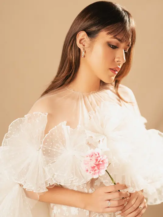 highlighter yang sempurna menonjolkan fitur wajahnya. [Foto: Instagram/ Winston Gomez]