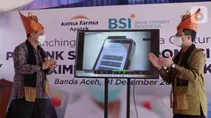 (ki-ka) Direktur Keuangan dan SDM Kimia Farma Apotek, Agus Chandra dan RCEO BSI Regional I Aceh, Wisnu Sunandar saat acara peluncuran Electronic Data Capture (EDC) & Quick Response Code Indonesian Standard (QRIS) BSI di Kimia Farma Apotek Diponegoro, Banda Aceh (1/12/2021). (Liputan6.com/HO/BSI)
