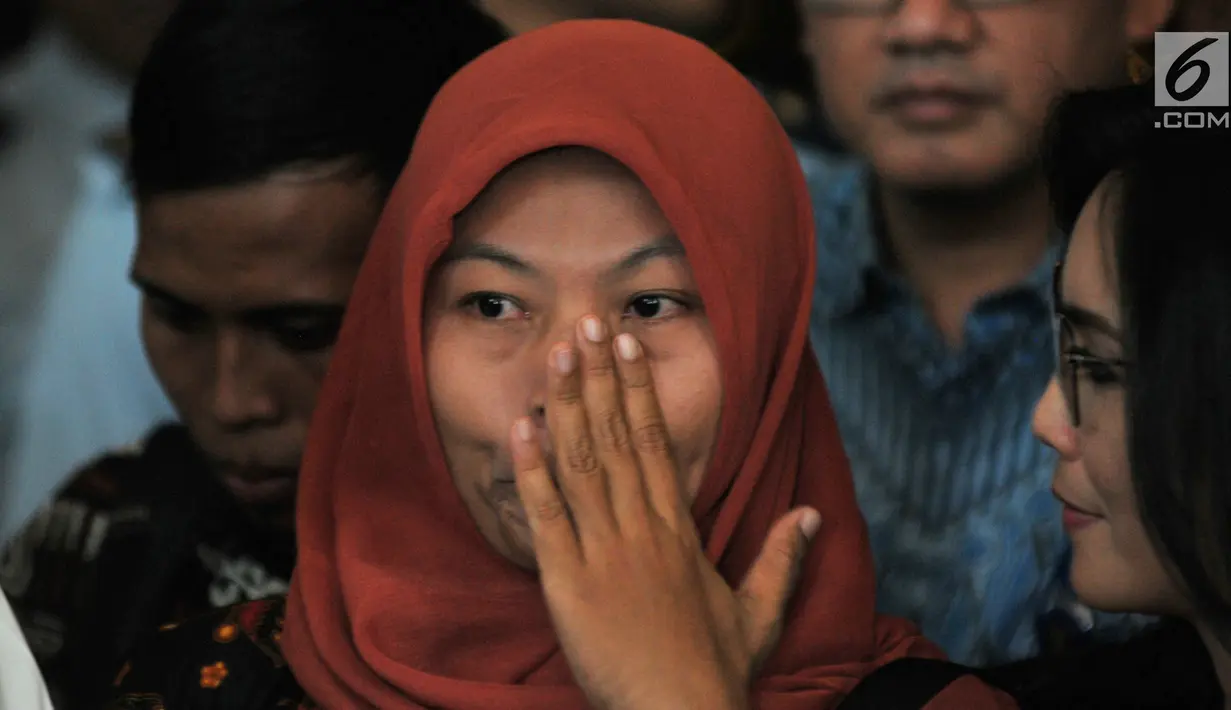 Terpidana kasus pelanggaran ITE Baiq Nuril mengusap wajahnya usai bertemu Menkumham Yasonna Laoly di Kantor Menkumham, Jakarta, Senin (8/7/2019). Baiq Nuril berharap Presiden Joko Widodo mengabulkan permohonan amnesti yang akan dia ajukan. (merdeka.com/Iqbal Nugroho)