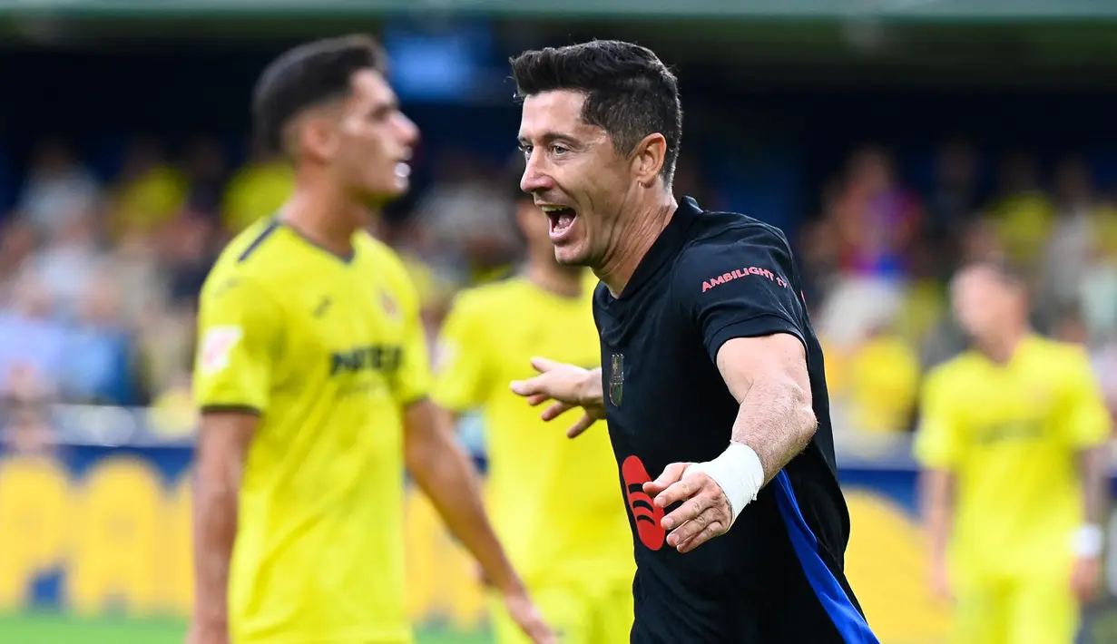 Robert Lewandowski menjadi salah satu menjadi bintang kemenangan Barca dengan mencetak dua gol pada menit ke-20 dan 35. (JOSE JORDAN/AFP)