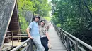 Tak hanya melihat pemandangan lewat perahu, Tissa Biani dan Dul Jaelani terlihat asyik berjalan di jembatan kayu. Lebih dalam menyusuri hutan mangrove sambil melepas penat dalam obrolan bareng. (Liputan6.com/IG/@tissabiani).