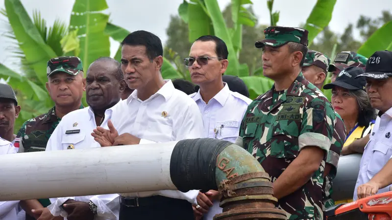 Wujudkan Pertanian Modern, Mentan Amran Cek Pemasangan Pompanisasi di Merauke