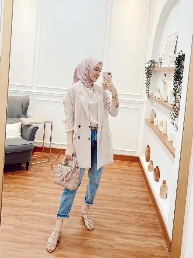 6 Gaya Padu Padan Hijab dan Celana ala Melody Prima, Modis namun Tetap Tertutup