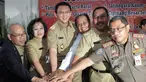 Gubernur DKI Jakarta Basuki Tjahaja Purnama (kedua kiri) meresmikan pengoperasian rumah susun sederhana sewa (rusunawa) Tambora, Jakarta Barat, Selasa (24/2/2015). (Liputan6.com/Herman Zakharia)