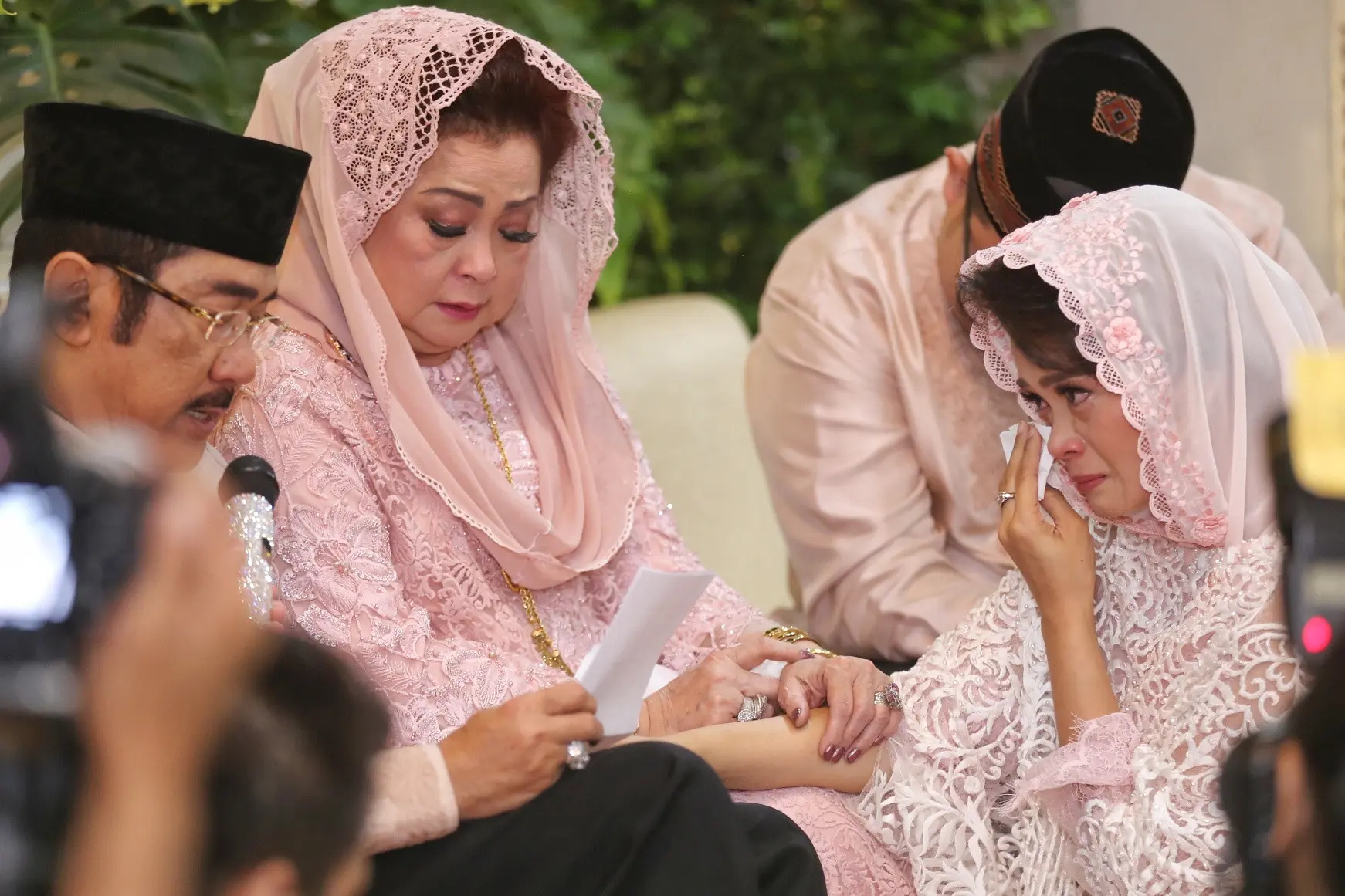 Jika tidak ada alangan, pada 12 Agustus mendatang, menjadi hari bersejarah bagi pasangan Sheza Idris dan Surya Ibrahim. Hari itu, keduanya akan meresmikan hubungannya ke jenjang yang lebih serius. (Adrian Putra/Bintang.com)