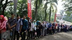 Antrean peserta yang akan melakukan registrasi pada hari kedua EMTEK Goes To Campus (EGTC) 2017 di Universitas Negeri Semarang, Jawa Tengah, Kamis, (6/4). Ini merupakan hari terakhir acara EGTC 2017 digelar di kota Semarang. (Liputan6.com/Yoppy Renato)