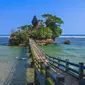 Pantai Balekambang (sumber: iStock)