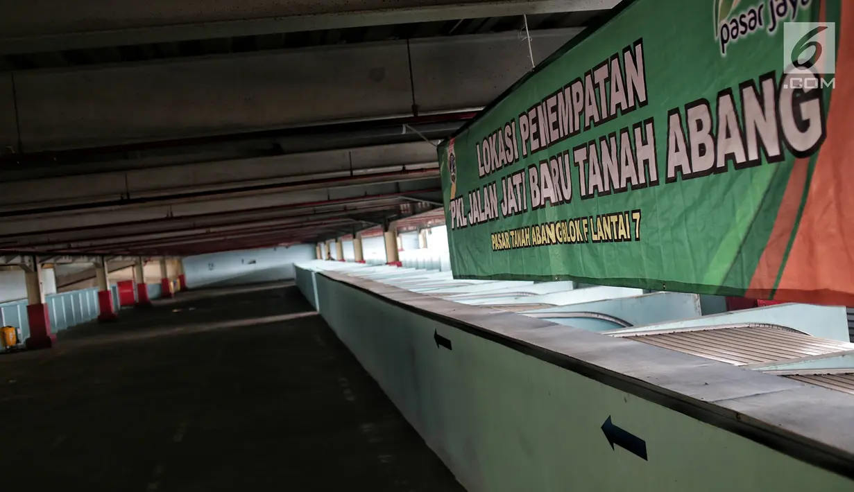 Suasana kios penampungan pedagang kaki lima (PKL) di Blok F Tanah Abang, Jakarta, Kamis (31/1). Hingga kini tempat untuk PKL yang tidak memperoleh lapak di skybridge Tanah Abang itu masih sepi dan tak diminati oleh pedagang. (Liputan6.com/Faizal Fanani)