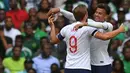 Gelandang Inggris, Dele Alli, merayakan gol yang dicetak Harry Kane ke gawang Nigeria pada laga persahabatan di Stadion Wembley, London, Sabtu (2/6/2018). Inggris menang 2-1 atas Nigeria. (AFP/Ben Stansall)
