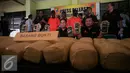 Petugas menunjukan ganja kering pada gelar barang bukti narkotika di Polda DIY, Yogyakarta, Jumat (12/2/2016). Puluhan paket ganja kering yang siap di edarkan berhasil di sita pada gelar perkara tersebut. (Liputan6.com/Boy Harjanto)