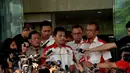 Keluar dari Gedung KPK, Roy Suryo tampak dikerumuni para wartawan. (Liputan6.com/Johan Tallo)