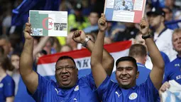 Suporter Leicester City memegang poster N'Golo Kante (keturunan Mali) dan Riyad Mahrez (keturunan Algeria) saat merayakan gelar juara Liga Inggris di Stadion King Power, Leicester, Inggris. (7/5/2016). (Action Images via Reuters/Carl Recine)