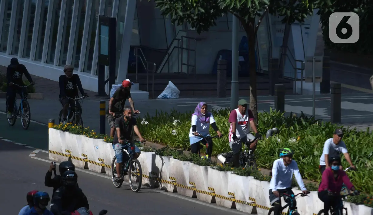 Warga bersepeda di kawasan Bundaran, Hotel Indonesia, Jakarta, Minggu (20/3/2022). Warga mulai ramai beraktifitas olahraga saat Jakarta kembali menerapkan kebijakan PPKM level 2. (Liputan6.com/Herman Zakharia)