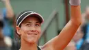 Petenis Spanyol Garbine Muguruza tersenyum usai pertandingan melawan petenis Rusia, Maria Sharapova di perempat final turnamen tenis Prancis Terbuka di stadion Roland Garros,  Prancis (6/6). Garbine menang 6-2, 6-1. (AP Photo/Christophe Ena)