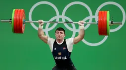 Atlet angkat besi Armenia, Andranik Karapetyan tampil mengangkat beban di nomor 77 kg putra pada Olimpiade 2016 di Rio de Janeiro, Rabu (10/8). Saat Karapetyan mengangkat bebannya di atas kepala, siku tangan kirinya tiba-tiba patah. (REUTERS/Stoyan Nenov)