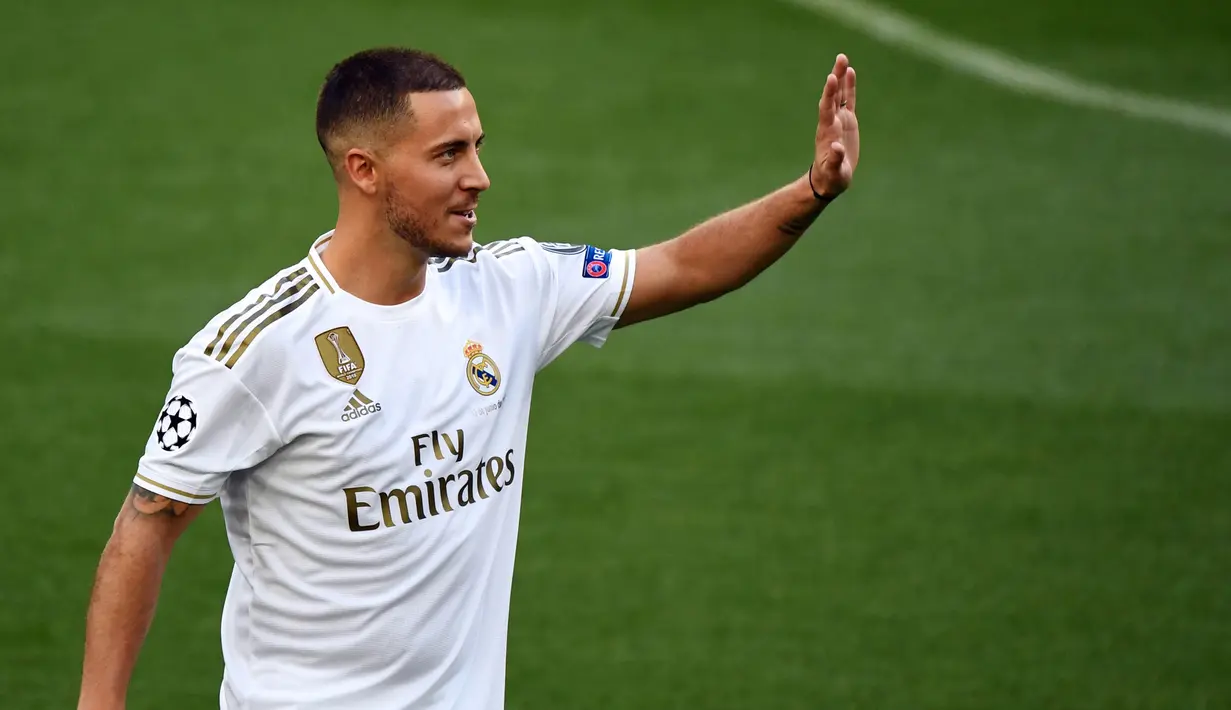 Gelandang Real Madrid, Eden Hazard, menyapa suporter saat perkenalan dirinya di Stadion Santiago Bernabeu, Madrid, Kamis (13/6). Dirinya didatangkan Madrid dari Chelsea dengan kontrak lima musim. (AFP/Gabriel Bouys)
