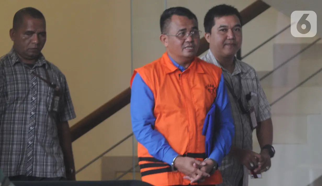 Bupati nonaktif Bengkayang, Suryadman Gidot meninggalkan gedung KPK usai menjalani pemeriksaan di Jakarta, Selasa (31/12/2019). Berkas perkara Tersangka kasus dugaan suap proyek pekerjaan di Pemkab Bengkayang, Suryadman Gidot telah lengkap (P21) dan siap untuk disidangkan. (merdeka.com/Dwi Narwoko)