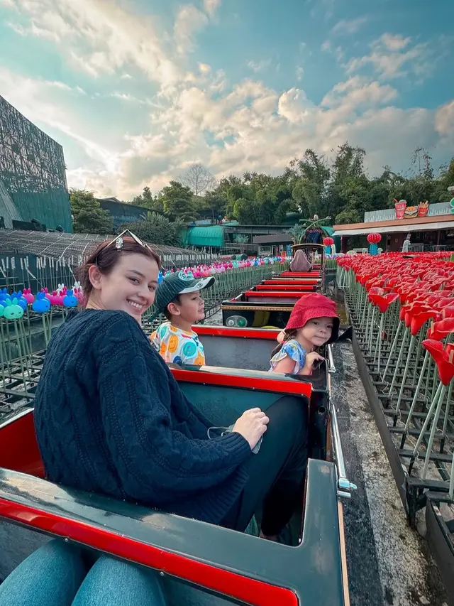 Gaya Natural Kimberly Ryder Jadi Inspirasi Ibu Masa Kini (Instagram/@kimbrlyryder)