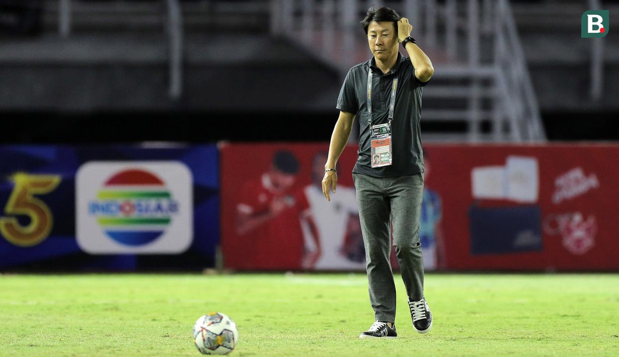 Shin Tae-yong juga memeriksa kondisi rumput yang akan digunakan. Tentunya hasil pengamatannya akan menjadi masukan yang berarti bagi pasukannya saat meladeni Hong Kong. (Bola.com/Ikhwan Yanuar)