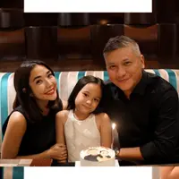 Gading Marten baru saja merayakan ulang tahunnya yang ke-42. Momen spesialnya ini ia rayakan bersama orang-orang terkasih, termasuk mantan istri Gisella Anastasia dan anak perempuannya Gempi. [Foto: Instagram/gadiiing]