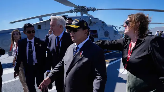 Prabowo Tinjau Langsung Kapal Perang HMAS Canberra