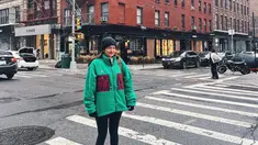 Rekan kerja Hesti, Desta dan Vincent ini memang memiliki sisi positif yang membuat humorisnya mudah untuk dirasakan banyak orang. Seperti Enzy yang terlihat bahagia ketika berada di jalanan New York. Foto Enzy di ruang publik New York ini membuatnya terlihat sangat menawan. (Liputan6.com/IG/@enzystoria)