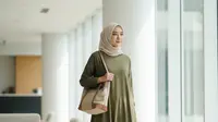 Gamis Kantor untuk Badan Kurus, Trik Bahan dan Potongan Biar Terlihat Lebih Berisi