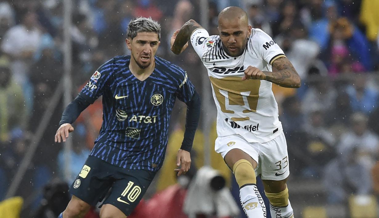 Saat ini Dani Alves tengah menjalani musim pertamnya bersama UNAM Pumas di Liga Meksiko usai meninggalkan Barcelona di awal musim 2022/2023. Total ia telah bermain dalam 12 laga dengan torehan 4 assist. (AFP/Rodrigo Arangua)