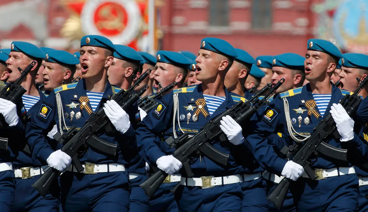 Prajurit Rusia berbaris selama parade Hari Kemenangan menandai ulang tahun ke-71 dari kemenangan atas Nazi Jerman dalam Perang Dunia II, di Lapangan Merah di Moskow, Rusia, (9/5). (REUTERS/ Sergei Karpukhin)