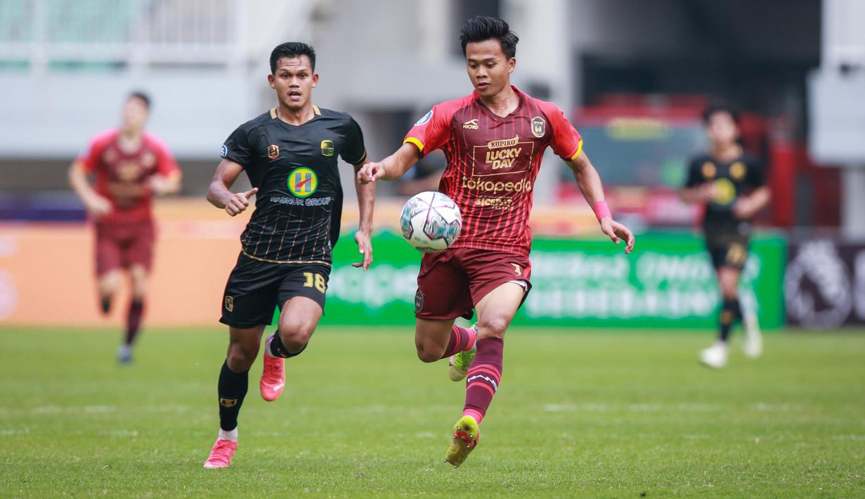 Pemain Rans Nusantara FC, Moh Edo Febriansah (kanan) berebut bola dengan pemain Barito Putera, Afdal Yusra saat laga pekan ke-7 BRI Liga 1 2022/2023 antara Rans Nusantara FC melawan Barito Putera di Stadion Pakansari, Bogor, Senin (29/8/2022). (Bola.com/Bagaskara Lazuardi)