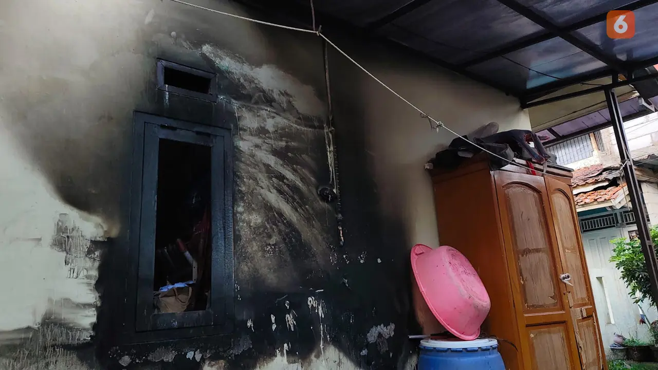 Belasan rumah warga terbakar, aksi pemabakaran dilakukan bocah 9 tahun di Gang Amarta IV Kelurahan Tipar, Kecamatan Citamiang, Kota Sukabumi. (Liputan6.com/Fira Syahrin).
