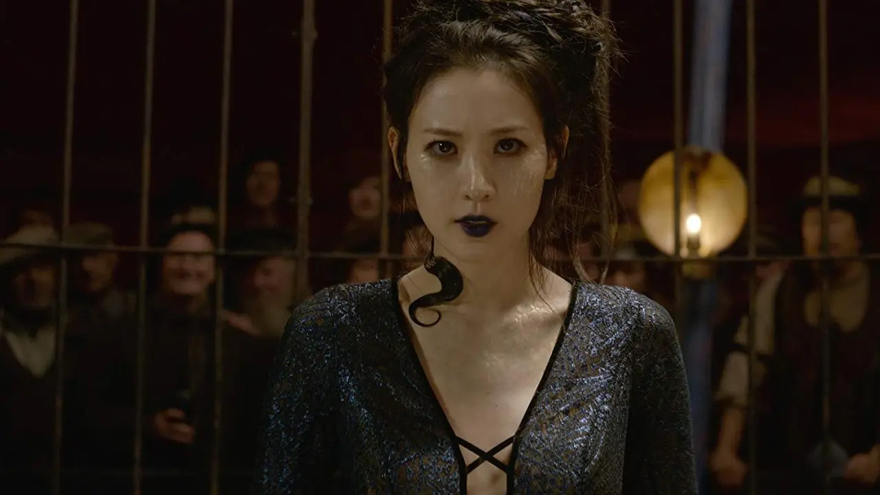 Claudia Kim sebagai Nagini dalam  Fantastic Beasts: The Crime of Grindelwald. (Warner Bros)