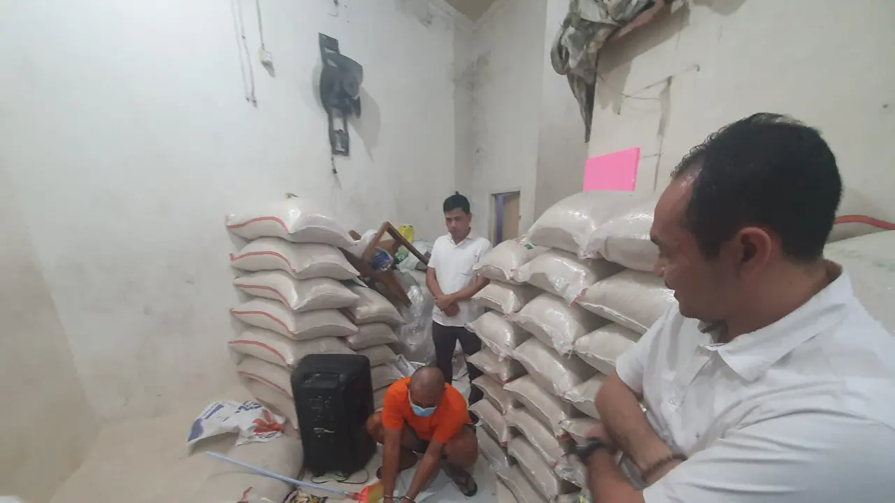 Tersangka berinisial VE memperagakan cara pengoplosan beras yang berhasil diungkap Polres Metro Depok (Liputan6.com/Dicky Agung Prihanto)