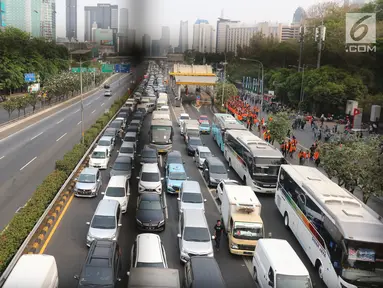 Kemacetan lalu lintas Tol Dalam Kota saat mahasiswa melangsungkan demonstrasi menolak RUU KUHP dan revisi UU KPK di Gedung DPR, Jakarta, Selasa (24/9/2019). Demonstrasi mahasiswa berbimbas pada macetnya Tol Dalam Kota. (Liputan6.com/Herman Zakharia)