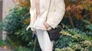 Ashanty juga memilih liburan ke Jepang dengan keluarganya. Ia tampil mengenakan jaket tebal putih dipadukan celana panjangnya dan inner turtleneck coklat. Melengkapi tampilan dengan penutup kuping hitam serasi dengan mini sling bagnya. Sepatu boots coklat pun dikenakan. [@ashanty_ash]
