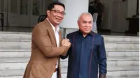 Gubernur Jawa Barat Ridwan Kamil (kiri) bersama Gubernur Kalimantan Timur Isran Noor di Rumah Dinas Gubernur Jawa Barat, Kota Bandung, Jawa Barat, Sabtu (24/12/2022). (Foto: Antara)