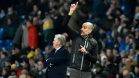 Pelatih Manchester City Pep Guardiola (kanan) dan manajer Everton Carlo Ancelotti saat pertandingan lanjutan Liga Inggris di Etihad Stadium, Manchester, Inggris, Rabu (1/1/2020). Dua gol Gabriel Jesus membawa Manchester City menang 2-1. (AP Photo/Rui Vieira)