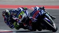 Dua pebalap Movistar Yamaha, Valentino Rossi dan Jorge Lorenzo (depan), terlibat duel ketat pada balapan MotoGP San Marino di Sirkuit Misano, Minggu (11/9/2016). (Marca)